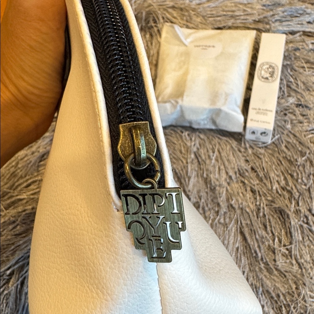 Diptyque Elegant White and Black Cosmetic Bag/Travel Essentials - Picture 2 of 4